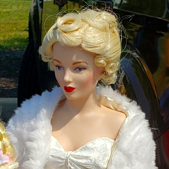 Porcelain Marilyn Monroe in white fur coat. - Picture 2 of 2